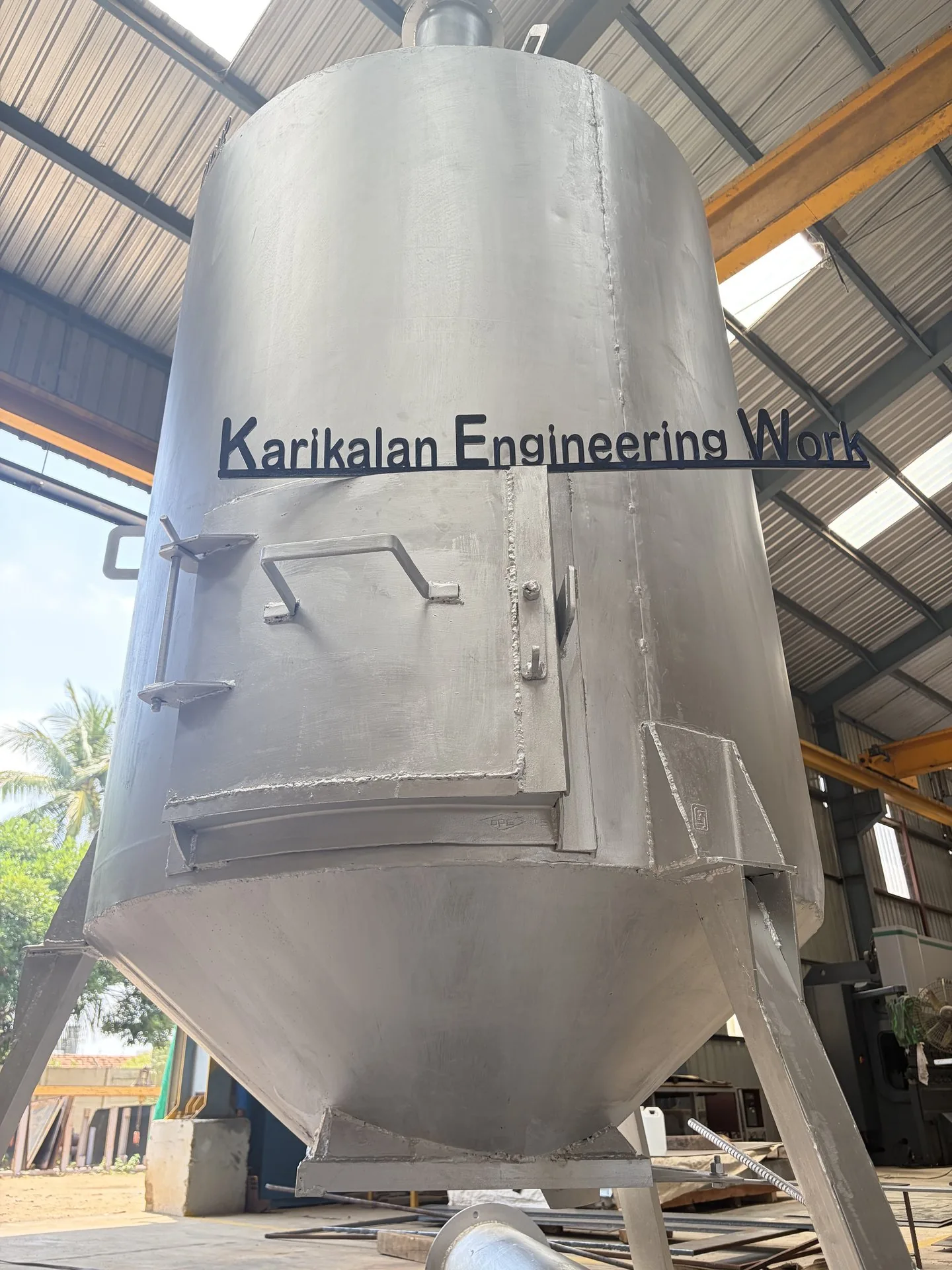 Fabricated metal vessel with a conical bottom